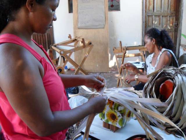 Artes&atilde;os de 5 cidades se unem para criar linha de pe&ccedil;as para Copa do Mundo