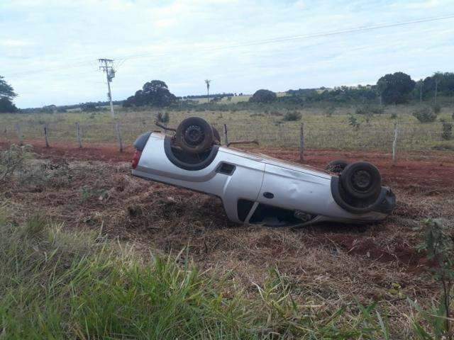 Motorista perde controle em curva, atravessa pista e capota na MS-080
