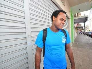 O assessor de vendas David dos Santos só estava na rua porque tinha que cumprir o expediente. (Foto: Luciano Muta)