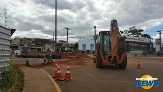Trecho fechado para obra na Mato Grosso tumultua tr&acirc;nsito em rua paralela