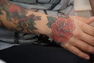 Das 14 tatuagens, rosa na mão é a única feita pelo marido até hoje.