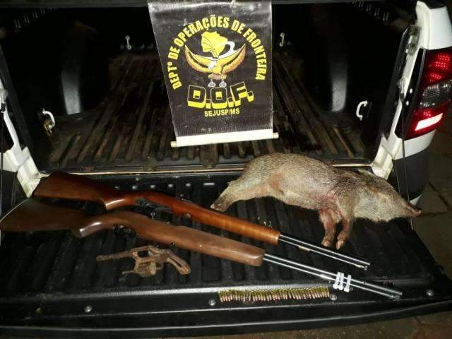 Motorista &eacute; preso com espingardas, rev&oacute;lver e animal abatido  