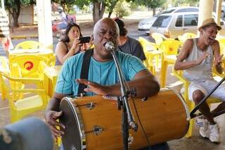 Edival Corrêa tocando tantan e cantando samba raiz (Foto: Kisie Ainoã)