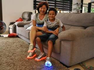 A super mãe fez questão de comprar um tênis de LED para acompanhar o sonho do filho. (Foto: Alcides Neto)