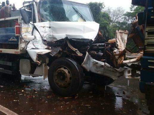 Freio falha na chuva e provoca acidente entre caminh&otilde;es na MS-276