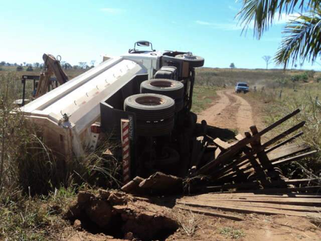  Caminh&atilde;o da Prefeitura de Coxim tomba ap&oacute;s ponte ceder