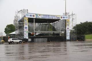 Estrutura do show no Parque das Nações, cancelado por causa da chuva (Foto: Marcos Ermínio)