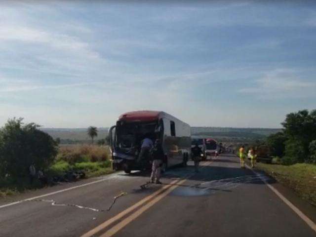 Acidente entre &ocirc;nibus e caminh&atilde;o na BR-163 deixa quatro feridos