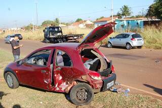 Passageira sofreu traumatismo craniano em acidente entre dois Ford Ka. (Foto: Simão Nogueira)