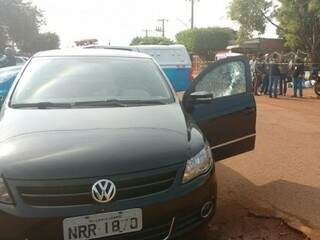 O advogado foi morto dentro do carro que conduzia, na manhã de ontem (16). (Foto: Julia Kaifanny)