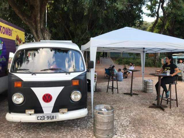 Enquanto filha n&atilde;o vem, casal d&aacute; nome a Kombi e serve chope &agrave; vontade