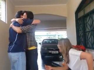 Filipe abraça o pai, sob o olhar da mãe: surpresa registrada em vídeo (Foto: Reprodução/Facebook)
