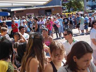 Fãs enfrentam fila quilométrica para comprar ingresso de show de Luan Santana. (Foto: Simão Nogueira)