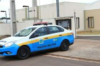 Viatura da Polícia Militar na sede do Gaeco no Parque dos Poderes (Foto: Marina Pacheco) 