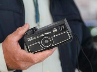 Ele mostra sua primeira câmera, que comprou logo após a &quot;desilusão fotográfica&quot;. (Foto: João Paulo Gonçalves)