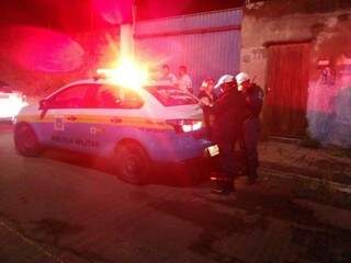 Policiais durante fiscalização da Lei Seca na noite de quinta-feira (dia 1º). (Foto: Divulgação/BPTran).