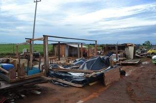 Várias famílias destruíram os barracos e irão se mudar para uma área indefinida (Foto: Pedro Peralta)