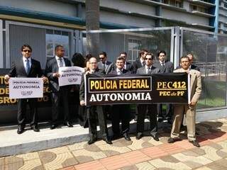 Grupo se reuniu em frente ao prédio da Polícia Federal em Campo Grande (Foto: Divulgação/PF)