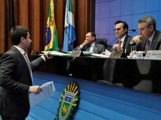 Deputado João Henrique Catan (PR)  e Paulo Corrêa (PSDB), durante sessão (Foto: Luciana Nassar/ALMS)