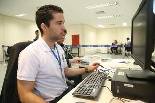 Diogo Arantes, técnico judiciário do TRE, trabalha na transmissão de dados para os cartões. (Foto: Fernando Antunes)