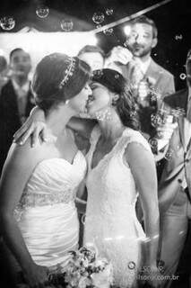 O primeiro beijo como casadas. (Foto: Wilson Jr)