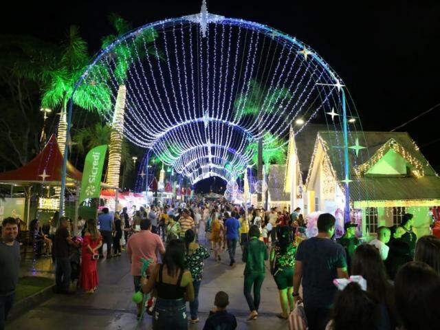 Cidade do Natal encanta com luzes, Papai Noel e atrações para criançada -  Diversão - Campo Grande News
