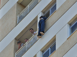 Posição que, para os peritos, é a mais provável para a queda do menino do 13º andar. (Foto: João Garrigó)