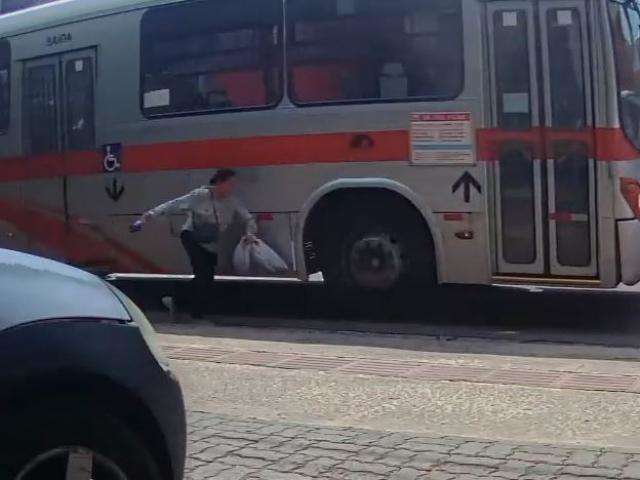 Passageira tem perna amputada ap&oacute;s ser atropelada por &ocirc;nibus