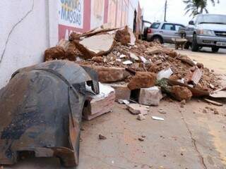 Muro de residência ficou destruído após colisão nesta madrugada. (Foto: Henrique Kawaminami)
