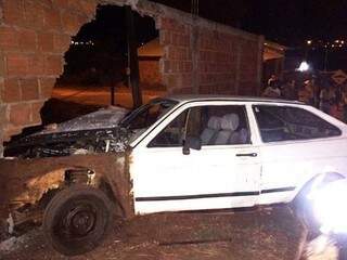 Para fugir de pol&iacute;cia, adolescente de 15 anos bate carro em muro