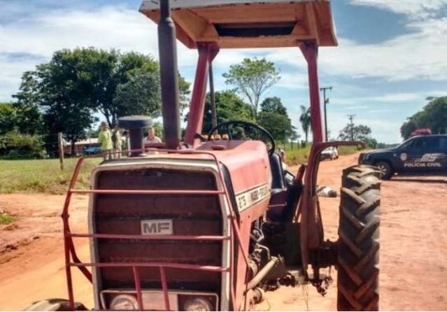 Idoso de 75 anos se desequilibra, cai de trator e morre atropelado