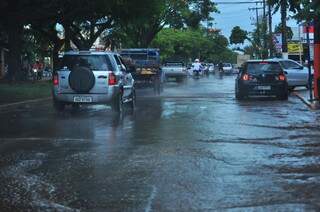 Segunda-feira chuvosa em Dourados e institutos de meteorologia indicam tempo nublado durante a semana (Foto: Eliel Oliveira)