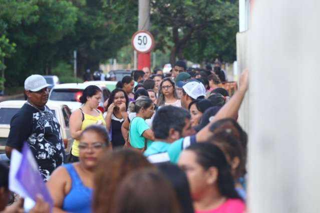 Dezenas amanhecem em fila para tentar uma vaga de merendeira