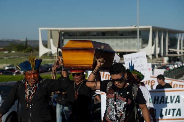 Carregando caix&atilde;o, &iacute;ndios v&atilde;o ao STF por demarca&ccedil;&atilde;o de &Ntilde;ander&uacute; Marangat&uacute;