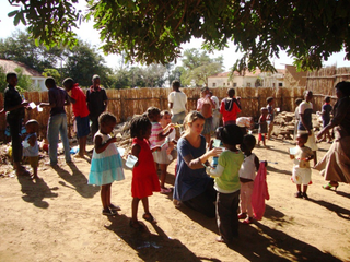 ONG Fraternidade Sem Fronteiras atende 258 crianças orfãs de duas aldeias da África. (Fotos: Divulgação)