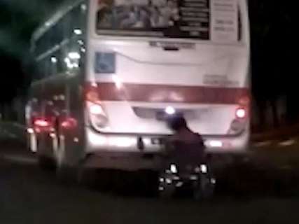 Cadeirante sofre queda após pegar “carona” em rabeira de ônibus 