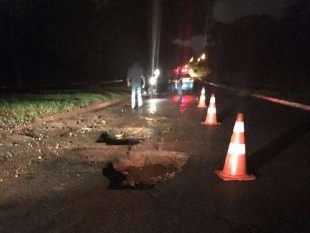 Motociclista cai e sofre traumatismo craniano ap&oacute;s passar sobre buraco