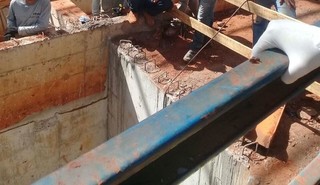 Trabalhadores ficam feridos ao ca&iacute;rem em po&ccedil;o de 11 metros