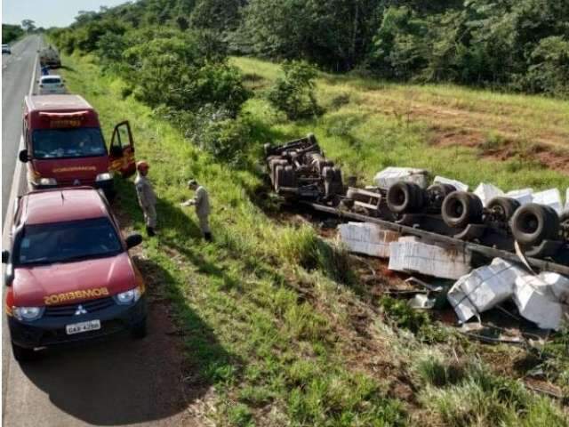 Carreta carregada com celulose tomba e motorista sofre ferimentos leves 