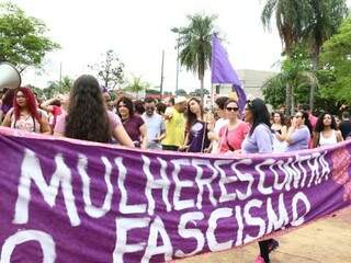 Concentração de manifestantes na Praça Cuiabá (Foto: Henrique Kawaminami)