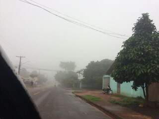 Neblina foi vista na região norte da cidade após passagem do temporal desta tarde (Foto: Direto das Ruas)