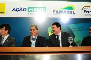 Governador André Puccinelli e o presidente da Fiems, Sérgio Longen, durante apresentação do cartão do FCO (Foto: Luciano Muta)