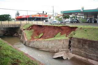 Queda de muro no Prosa ameaça passarela de pedestres e pista da Fernando Correa da Costa. Chuva forte há cerca de 12 dias teria causados os estragos (Foto: Marcos Ermínio)