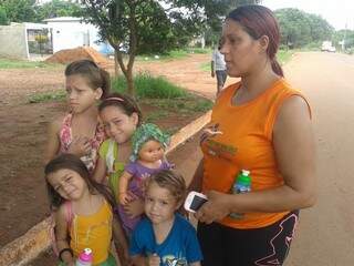 Luciane Costa batalha para manter os filhos na escola. (Foto: Simão Nogueira)