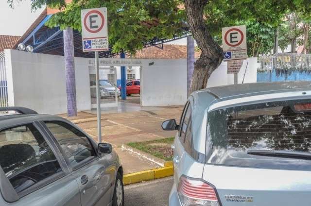 Multa por estacionar em vaga de idoso e deficiente  fica 140% mais cara