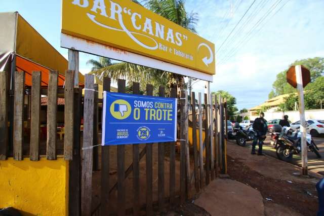 Bares em frente &agrave; UCDB fecham e alunos aprovam acolhida sem &aacute;lcool 