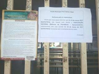 Cartazes informavam suspensão das aulas hoje (Foto: Perfil News)