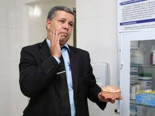 Eraldo mostra cera para reconstrução facial. (Foto: Marcelo Victor)