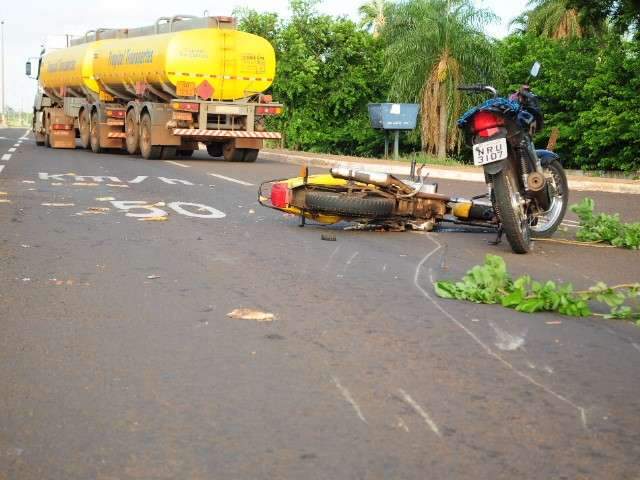 Homem fica ferido em acidente envolvendo tr&ecirc;s motos na Duque Caxias 
