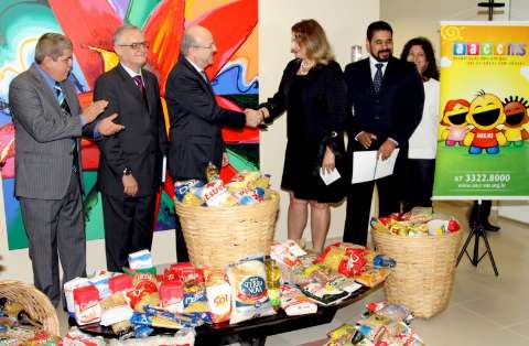 AACC recebe 300 quilos de alimentos de participantes de congresso financeiro